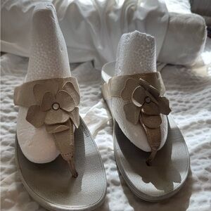 Elegant silver Floral Women's Sandals fit flop size 6